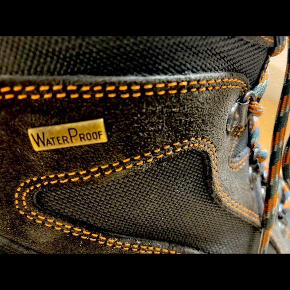 HIKING BOOTS - Picture 6 of 7